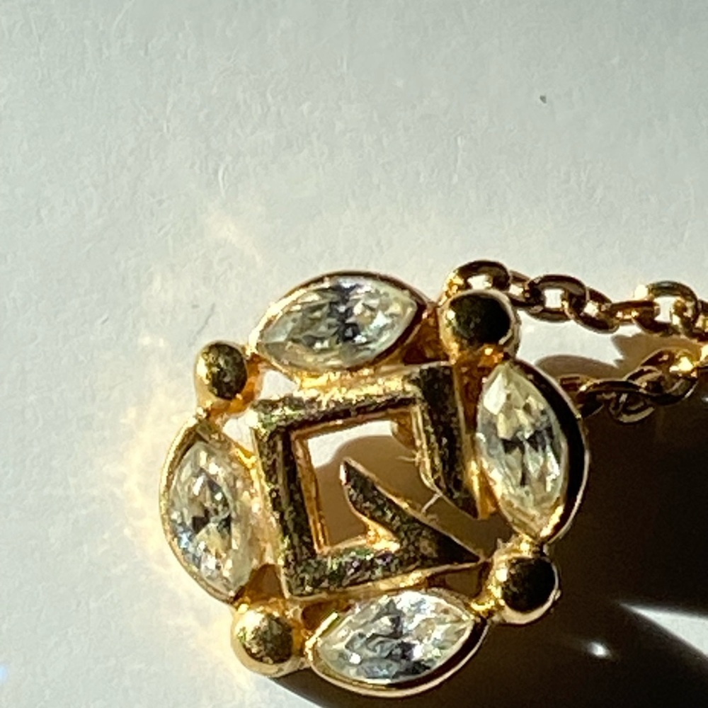 GIVENCHY gold tone vintage crystal necklace with G logo - Picture 4 of 16